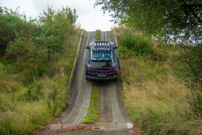 3 másodperc 100-ig. Kipróbáltuk az 1000 lóerős SUV-t 18