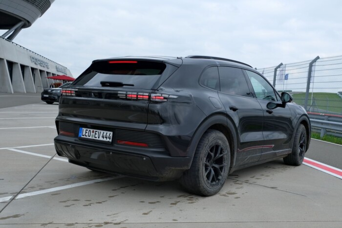 3 másodperc 100-ig. Kipróbáltuk az 1000 lóerős SUV-t 19