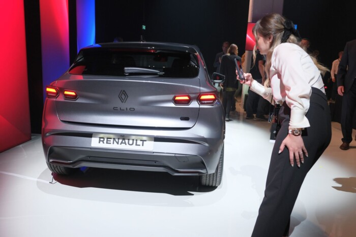 Itt az új Renault Clio. Körbejártuk, beleültünk, de még nem igazán értjük 7 | Vezess Itt az új Renault Clio. Körbejártuk, beleültünk, de még nem igazán értjük 7