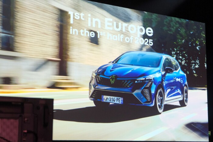 Itt az új Renault Clio. Körbejártuk, beleültünk, de még nem igazán értjük 15 | Vezess Itt az új Renault Clio. Körbejártuk, beleültünk, de még nem igazán értjük 15