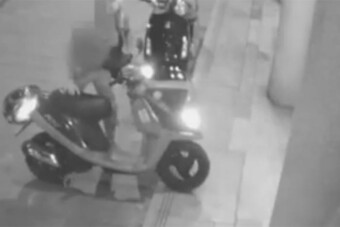 Videón, ahogy robogóval akart betörni az ügyészségre egy dühös nő