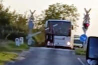 Két vonat összeütközött, száz sérült Szlovákiában 1