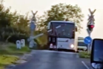 Őrület, mit műveltek egy hazai vasúti átjáróban