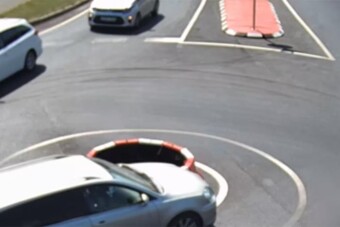 Kabaré, mit művelnek az autósok az új solymári körforgalomban