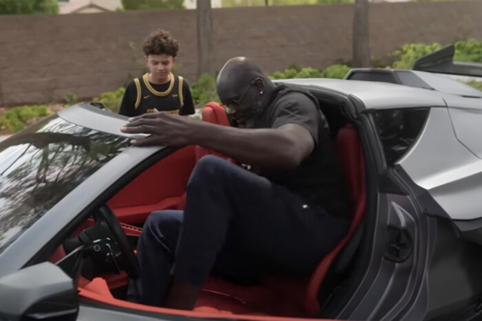 Ezzel a trükkel fért be új sportautójába a két méter magas világsztár