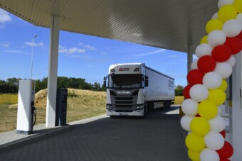 Önkiszolgáló töltőállomás nyílt kamionok számára