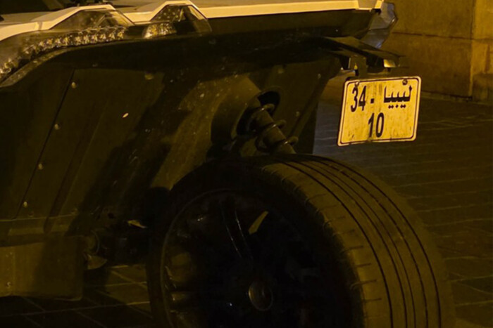 Extravagáns autó parkolt a Budai Várnegyedben, a rendszáma is meglepő