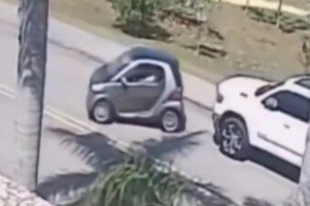 Kínosan felsült, amikor le akart parkolni a Smarttal