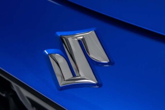 Új emblémát kapnak a Suzukik, itt van az első fotó