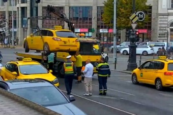 Tréler vitte el a tiltakozó pesti taxisok autóit