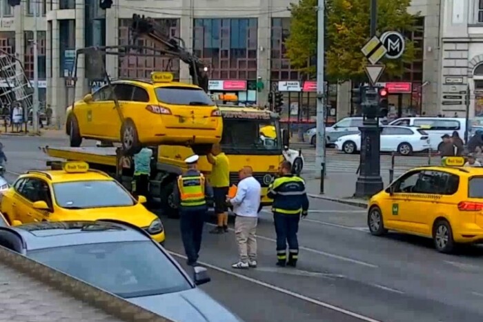 Tréler vitte el a tiltakozó pesti taxisok autóit