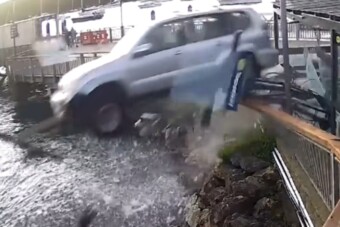 Megfürdette az autóját az ittas sofőr