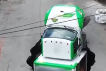 Fél napig mentettek egy teherautót, miután elnyelte a föld