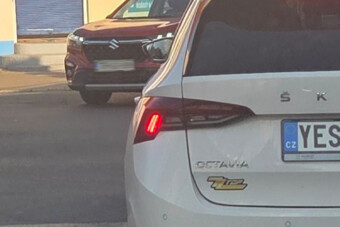 Furcsa rendszám került egy Skodára, kérdéseket vet fel