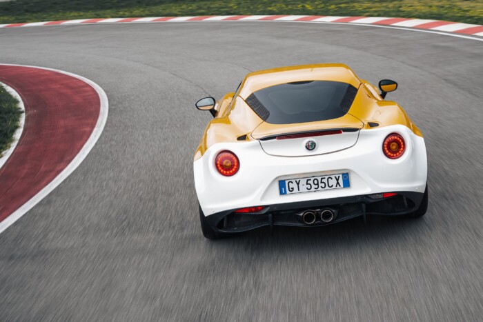 Újra gyárt sportautót az Alfa Romeo 6