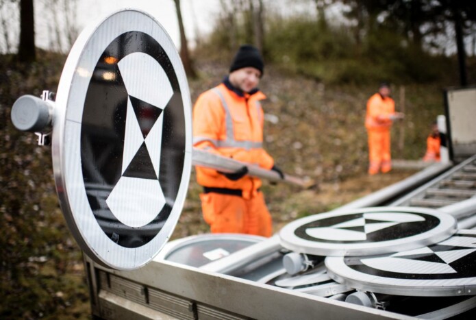 Európában egyetlen helyen vannak ilyen fura táblák
