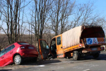 Letarolta a közútkezelő autóját és a munkást is a figyelmetlen sofőr