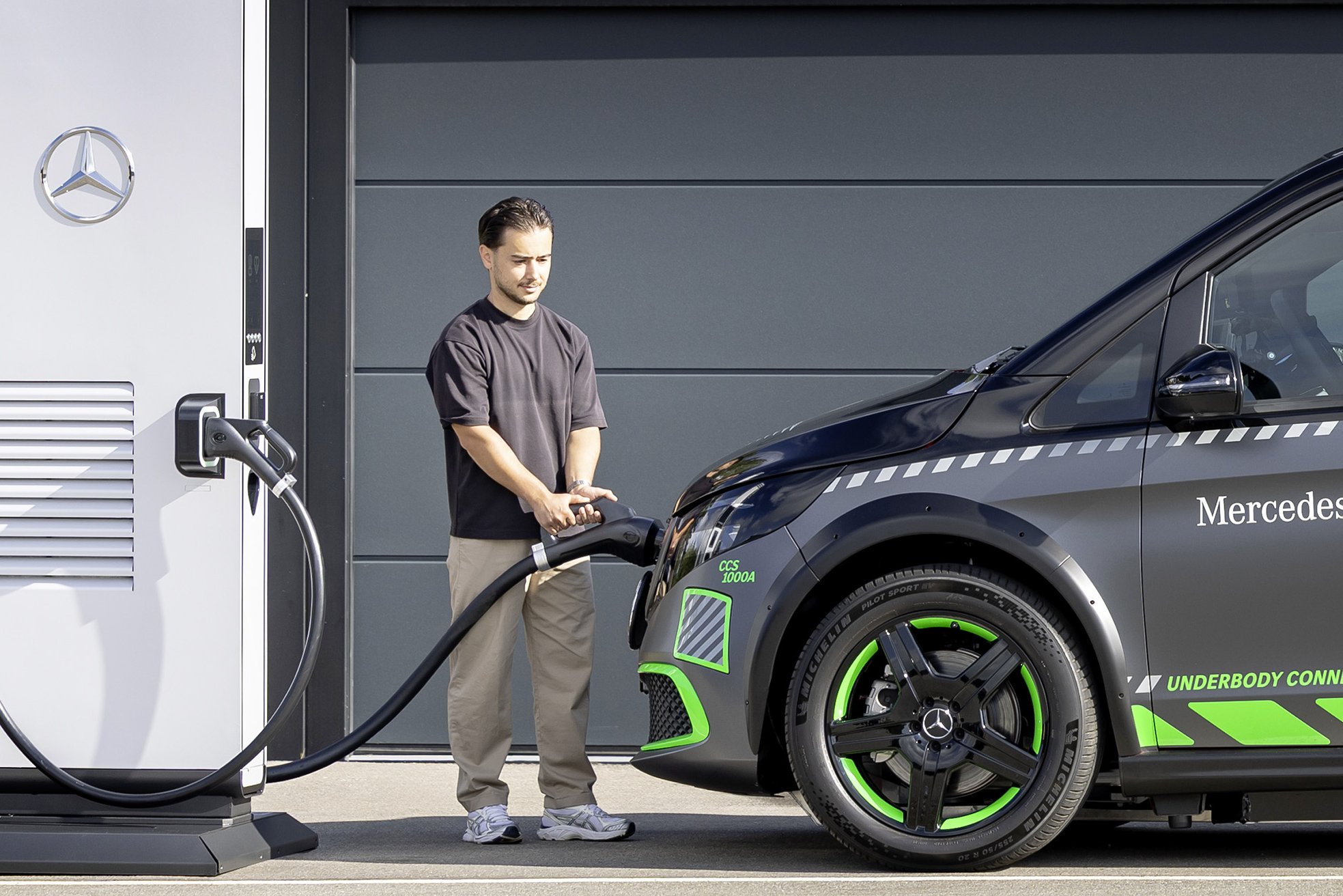 Mercedes-Benz ELF Laden von Elektrofahrzeugen neu gedacht Mercedes-Benz ELF a novel approach to charging electric vehicles | Vezess | Vezess