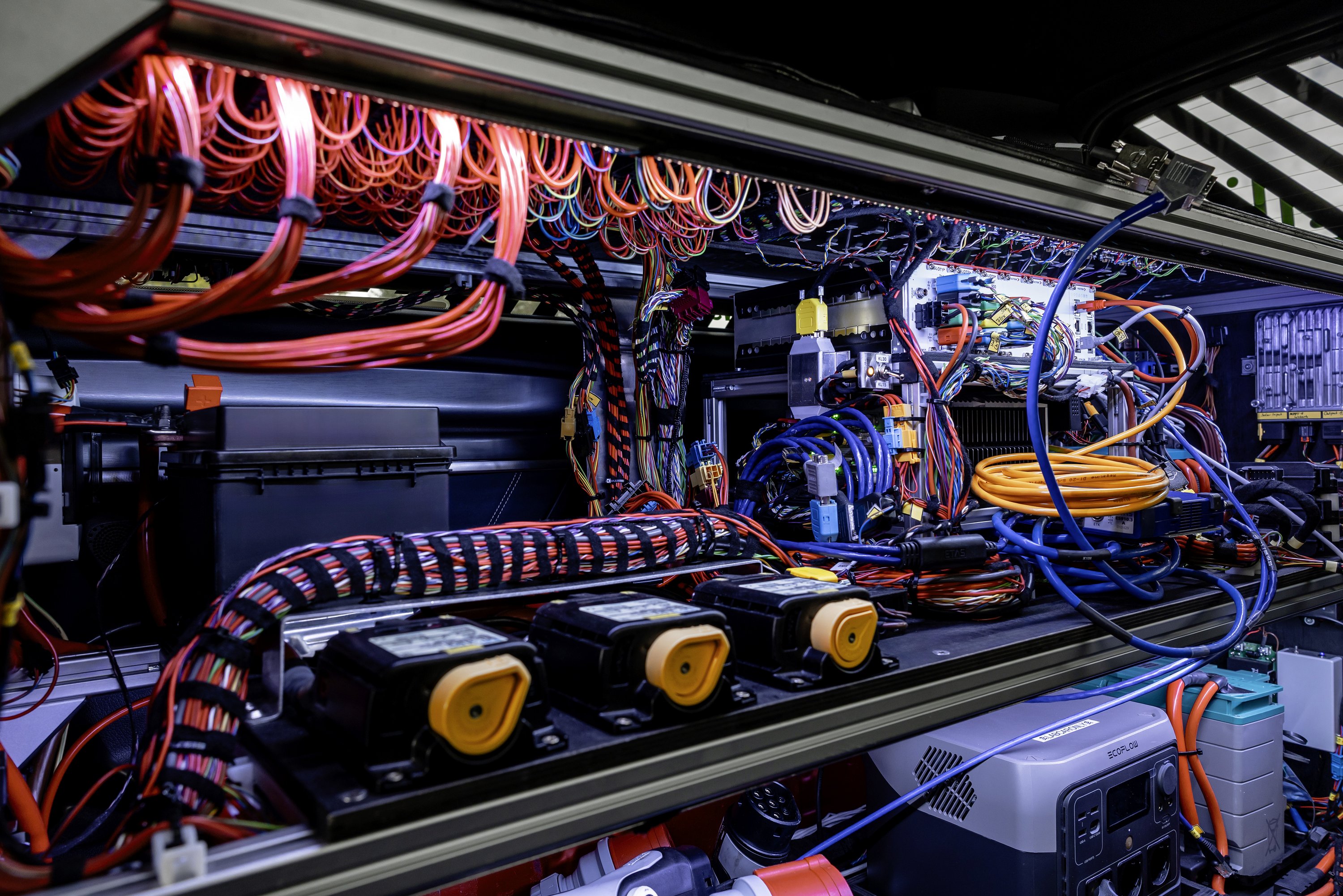 Mercedes-Benz ELF Laden von Elektrofahrzeugen neu gedacht Mercedes-Benz ELF a novel approach to charging electric vehicles | Vezess | Vezess