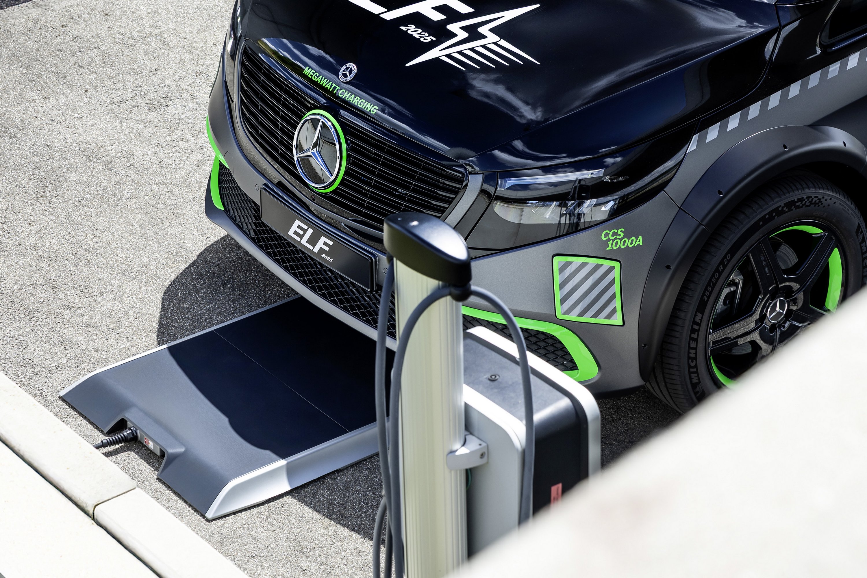 Mercedes-Benz ELF Laden von Elektrofahrzeugen neu gedacht Mercedes-Benz ELF a novel approach to charging electric vehicles | Vezess | Vezess