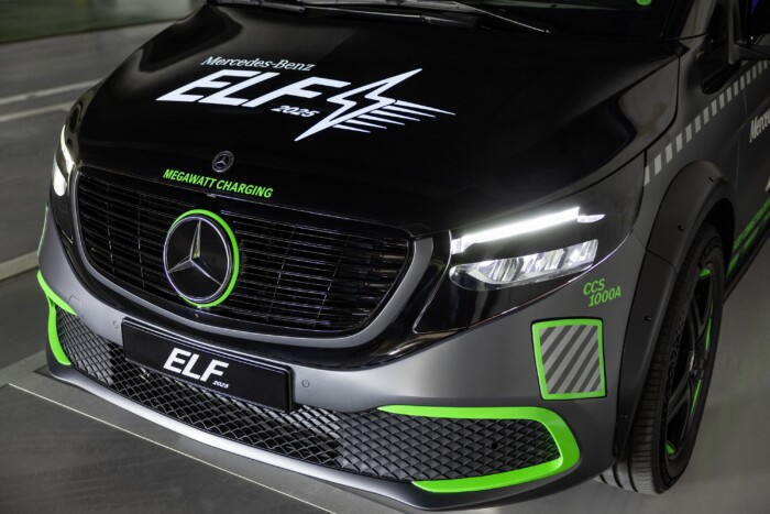 Simogatva tölt a jövő villanyautója