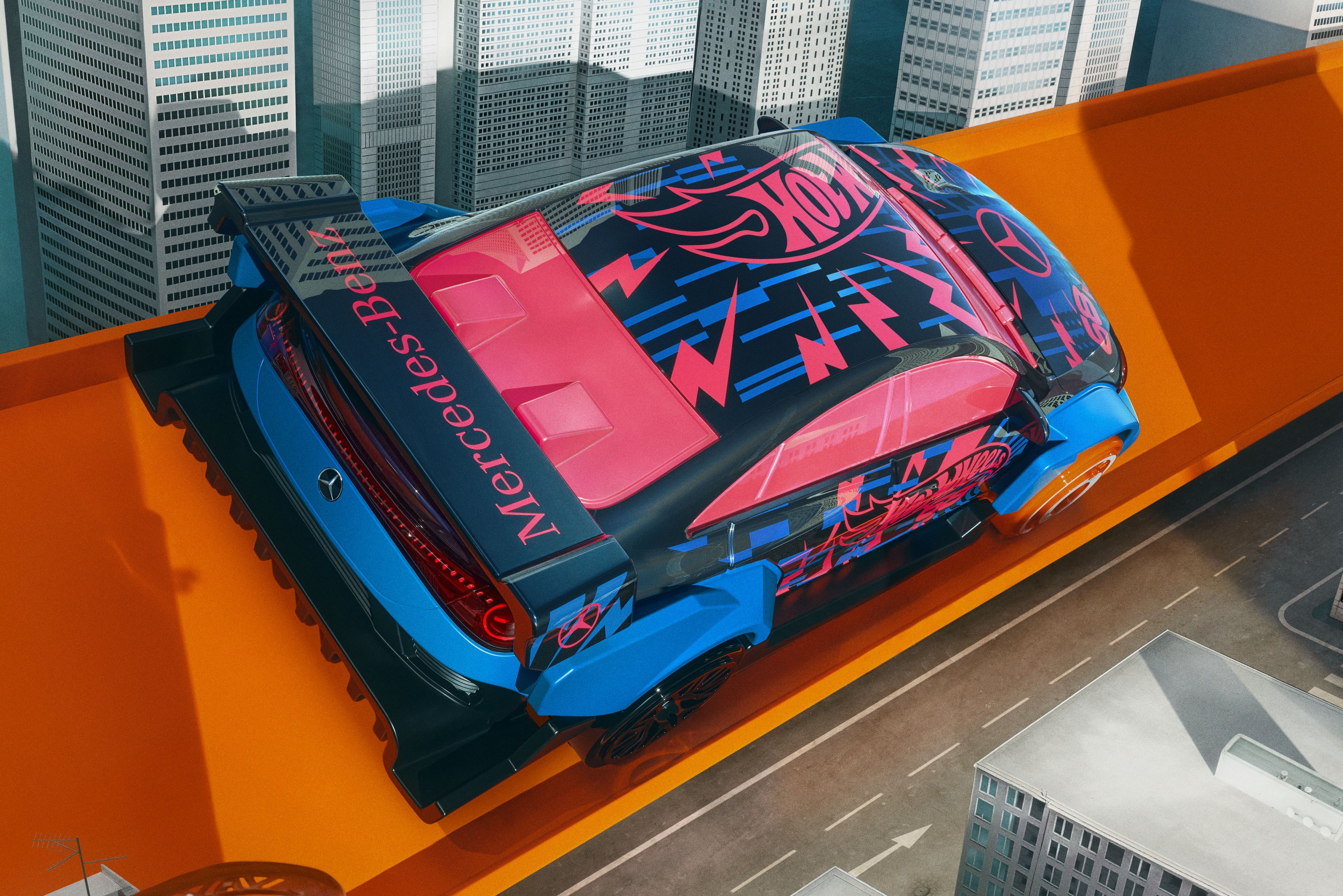 Ein neues Kapitel in der Multi-Collaboration Serie mit dem Mercedes-Benz CLA Hot Wheels verbindet automobile Innovation mit der Philosophie des grenzenlosen Spielens A new chapter in the multi-collaboration series with the Mercedes-Benz CLA Hot Wheel | Vezess | Vezess
