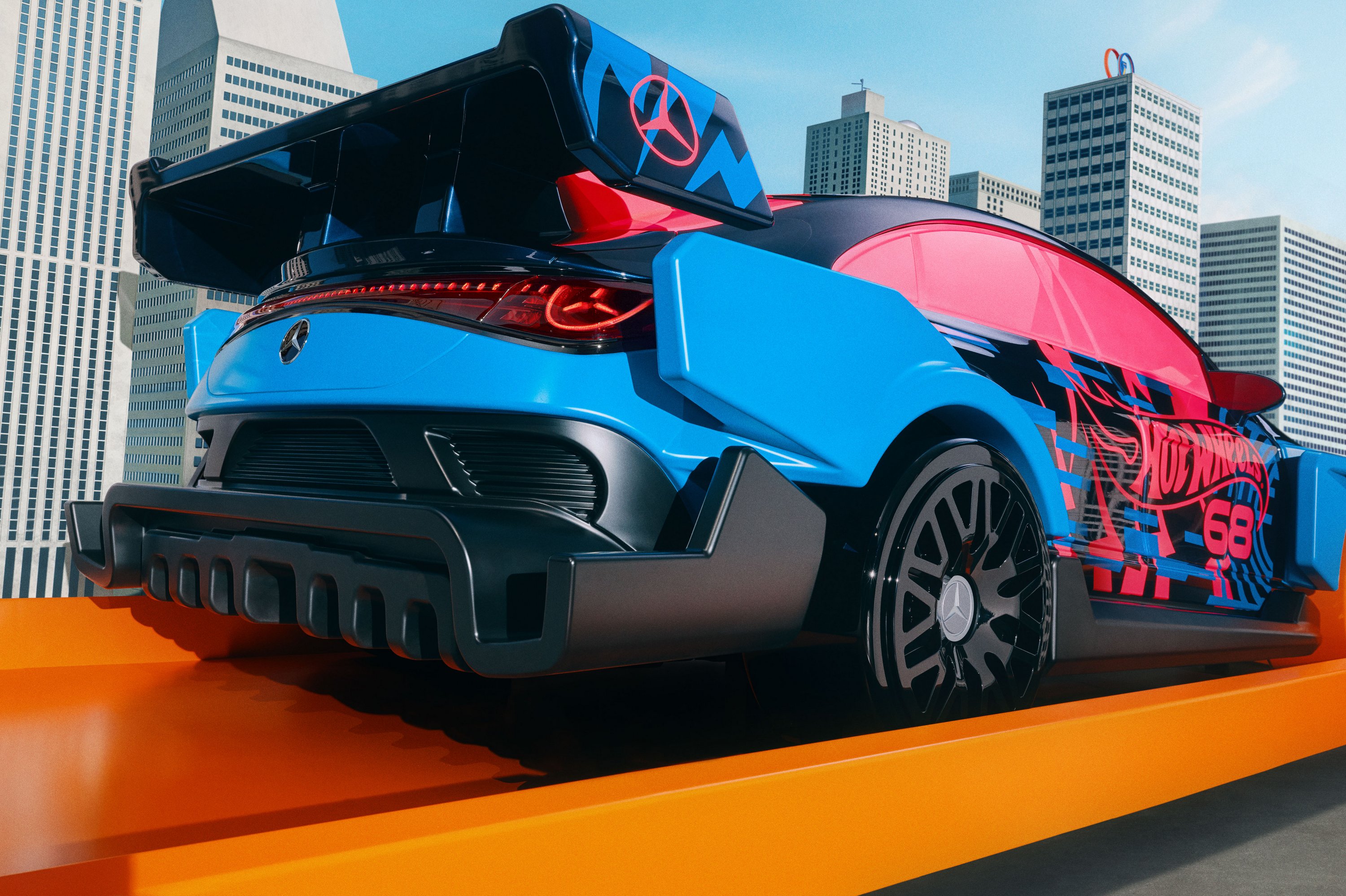 Ein neues Kapitel in der Multi-Collaboration Serie mit dem Mercedes-Benz CLA Hot Wheels verbindet automobile Innovation mit der Philosophie des grenzenlosen Spielens A new chapter in the multi-collaboration series with the Mercedes-Benz CLA Hot Wheel | Vezess | Vezess