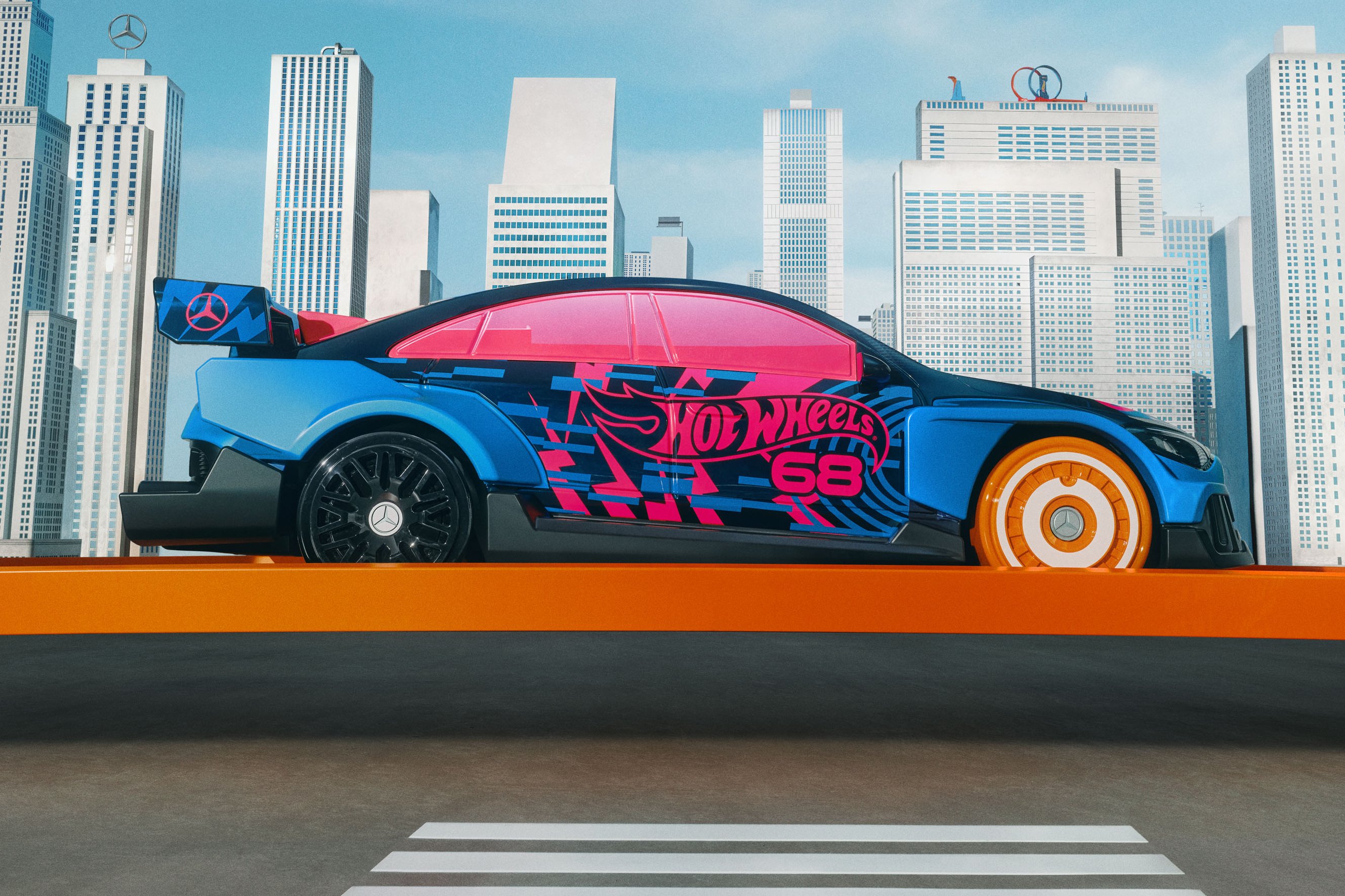 Ein neues Kapitel in der Multi-Collaboration Serie mit dem Mercedes-Benz CLA Hot Wheels verbindet automobile Innovation mit der Philosophie des grenzenlosen Spielens A new chapter in the multi-collaboration series with the Mercedes-Benz CLA Hot Wheel | Vezess | Vezess