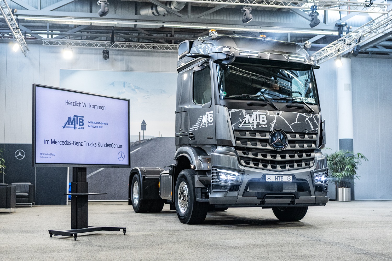 MTB GmbH übernimmt ersten von drei exklusiven Mercedes-Benz Arocs Extent für den Baustelleneinsatz MTB GmbH receives the first of three exclusive Mercedes-Benz Arocs Extent trucks for use on construction sites | Vezess | Vezess
