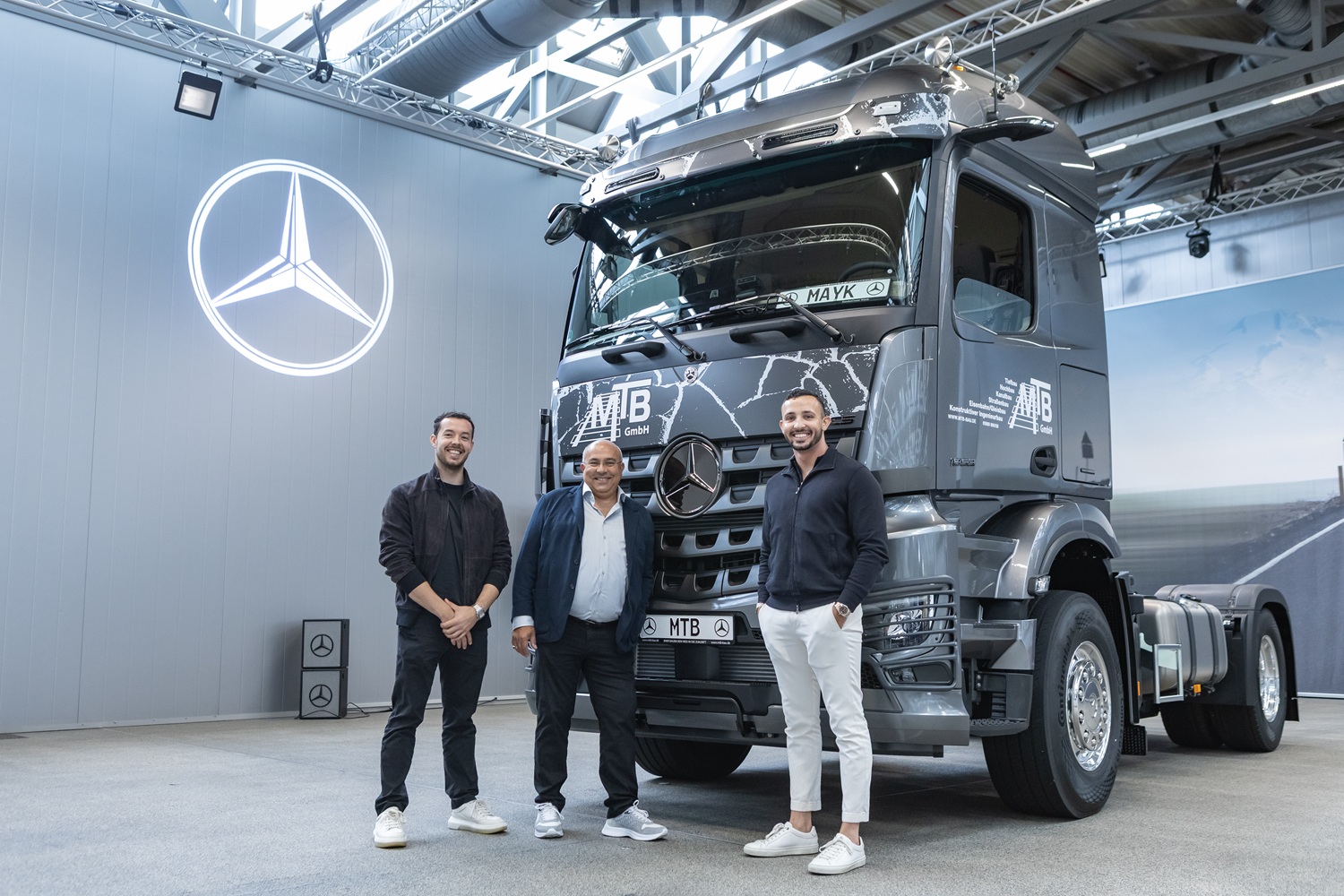 MTB GmbH übernimmt ersten von drei exklusiven Mercedes-Benz Arocs Extent für den Baustelleneinsatz MTB GmbH receives the first of three exclusive Mercedes-Benz Arocs Extent trucks for use on construction sites | Vezess | Vezess