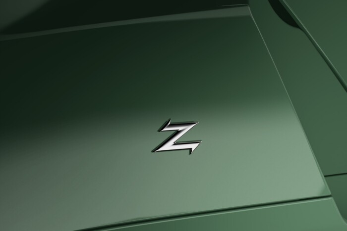 Villanymotor és érintőképernyő helyett V8 és kézi váltó 12