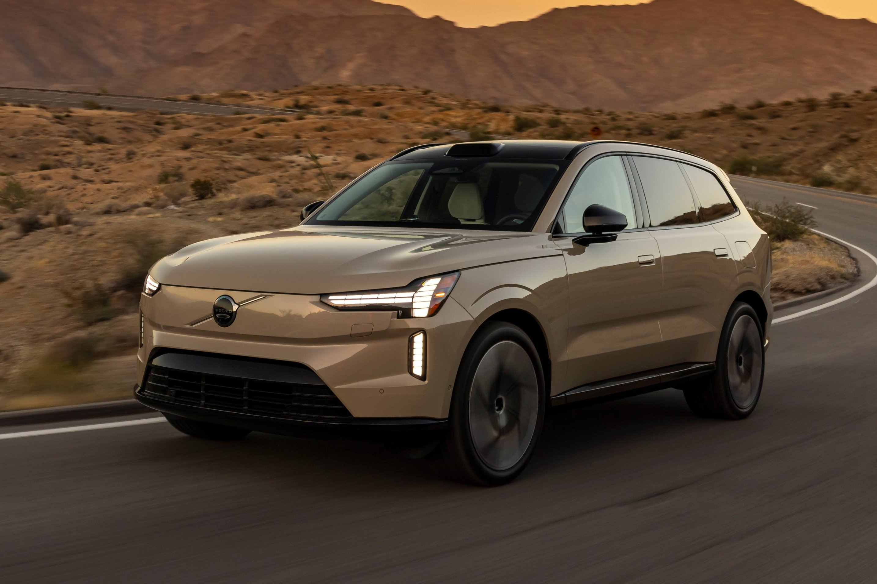 New Volvo EX90 on the road | Vezess | Vezess