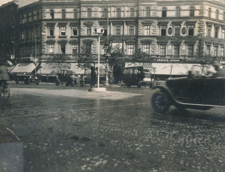 A szovjet katonák nem értették, ezért szedték le az egyetlen villanyrendőrt Budapesten 1