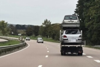 Toronyba rakott autókkal akarta megoldani okosba a szállítást, a rendőrség nem volt elnéző