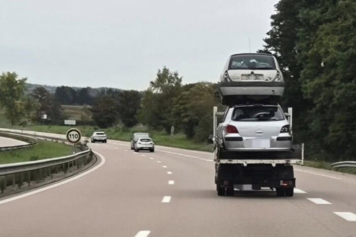 Toronyba rakott autókkal akarta megoldani okosba a szállítást, a rendőrség nem volt elnéző