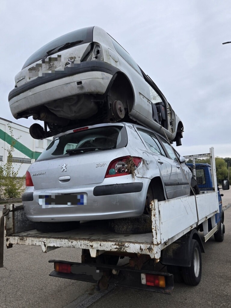 Toronyba rakott autókkal akarta megoldani okosba a szállítást, a rendőrség nem volt elnéző 2