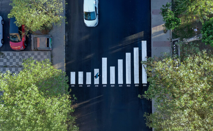 Halálos áldozatok ezreit szimbolizálja egy frissen felfestett zebra 1