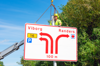 A jövő KRESZ-táblája: Dániában már a kenderrel kísérleteznek