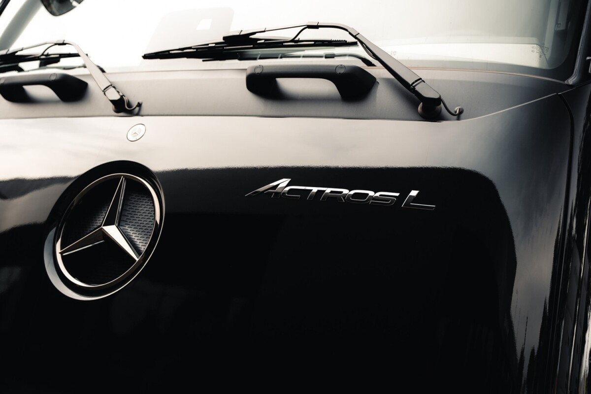 Feltűnő Mercedes-Benz parkolt le egy kereskedés előtt