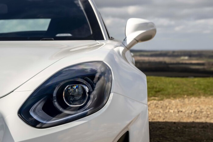 Izgalmas sportkocsit nyel el a zöld hullám