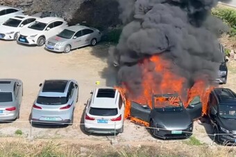 Parkolóban égett porig az új kínai villanyautó, a mellette állók is pórul jártak