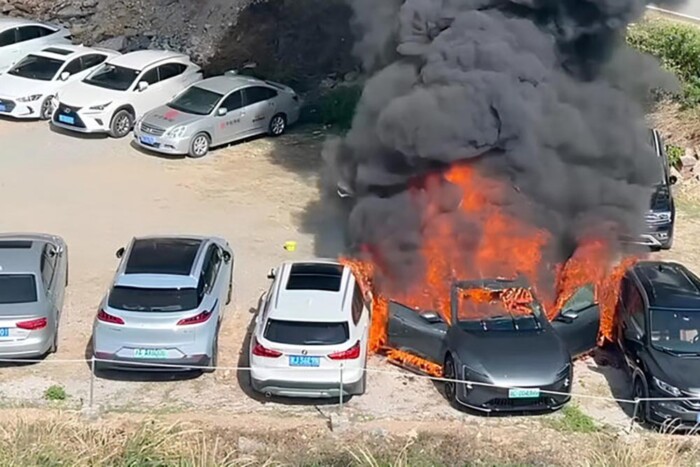 Parkolóban égett porig az új kínai villanyautó, a mellette állók is pórul jártak