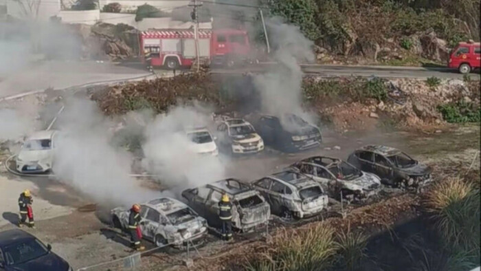 Parkolóban égett porig az új kínai villanyautó, a mellette állók is pórul jártak 2