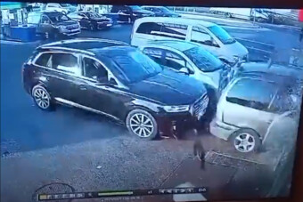 Egy Audis betolt egy Seatot egy hazai benzinkút shopjába