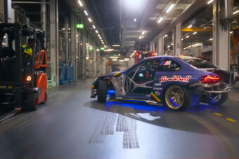 Videón, ahogy egy 1000 lóerős M2-vel driftelnek a BMW müncheni gyárában