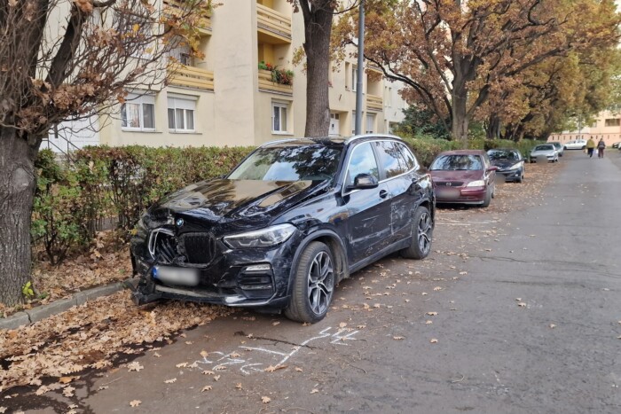 Hirtelen felindulásból tanult vezetni a 285 lóerős BMW-n, sorra törte az autókat 2