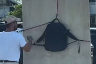 Ahogy ez a nő elszállít egy raklapnyi árut, azt álló tapssal ünnepeljük 6