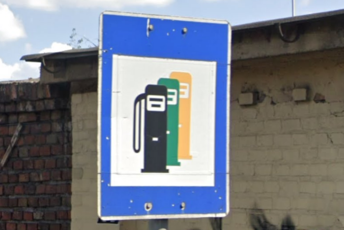 Nem véletlenül színes ez a magyar KRESZ-tábla, sokan mégse tudják az okát