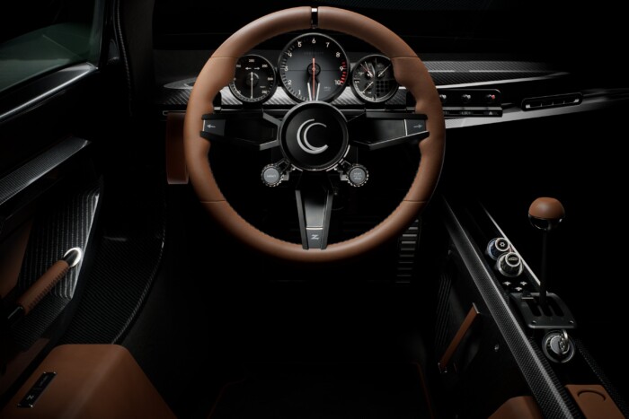 Villanymotor és érintőképernyő helyett V8 és kézi váltó 10