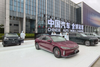 Nem lassít Magyarországon a kínai autóipar